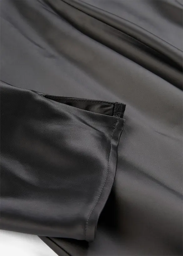 Klänning av glansig satin, bonprix