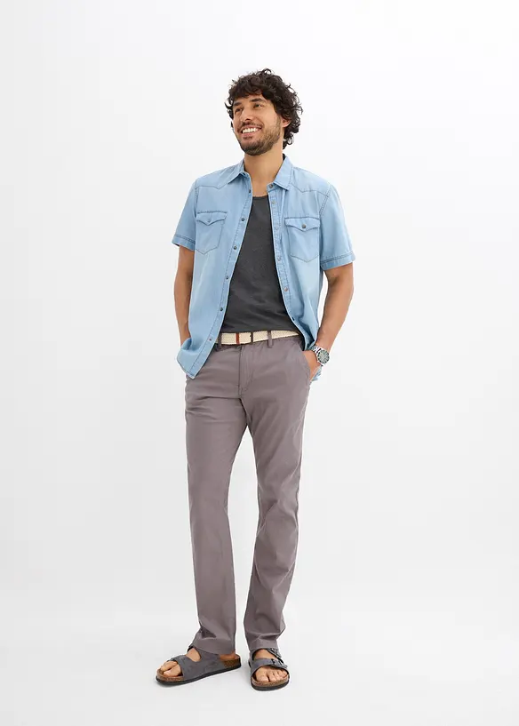 Stretchiga chinos med bekvämt snitt och skärp, normal passform, raka ben, bonprix