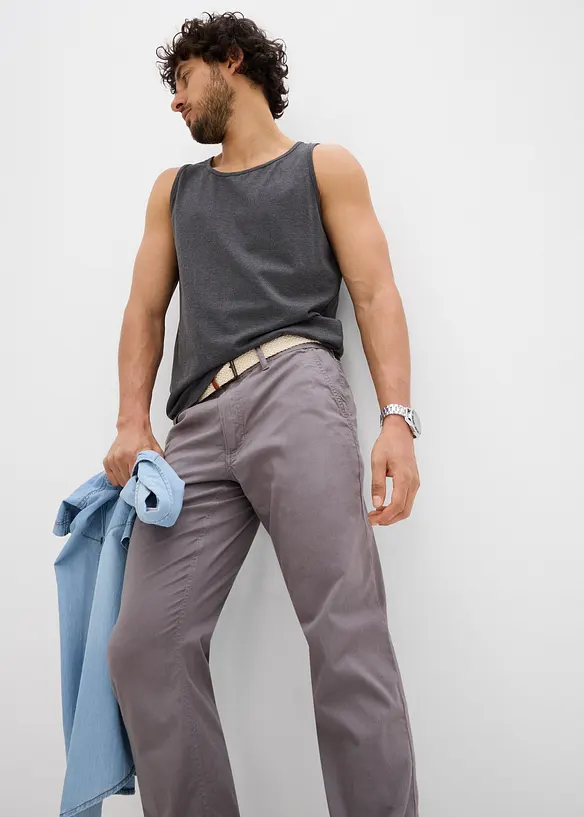 Stretchiga chinos med bekvämt snitt och skärp, normal passform, raka ben, bonprix