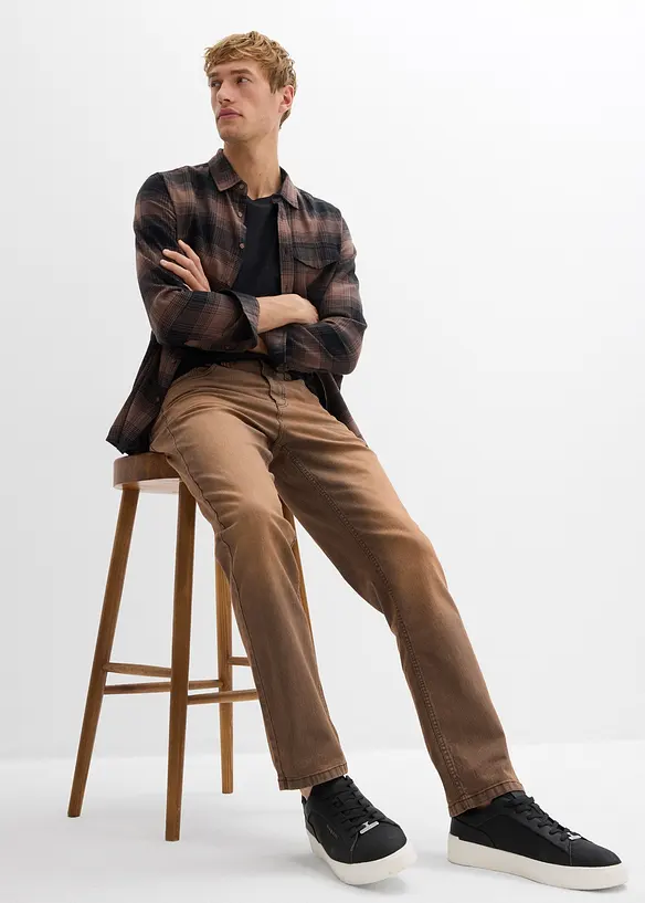Lätta stretchiga jeans med Classic Fit och skön midja samt Vintage-tvättning, bonprix