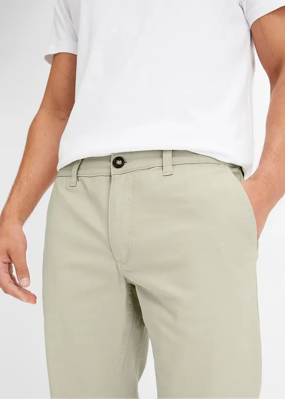 Stretchiga bomullschinos med raka ben, avslappnad passform, bonprix