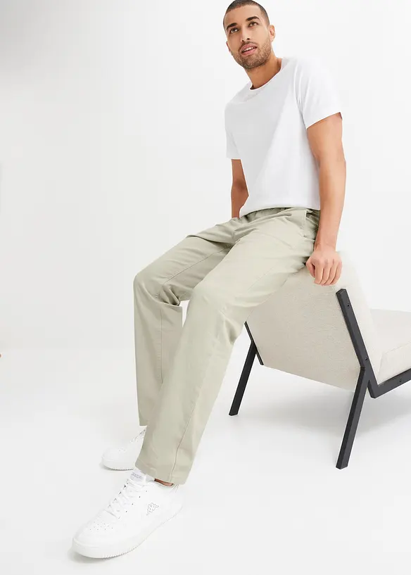 Stretchiga bomullschinos med raka ben, avslappnad passform, bonprix