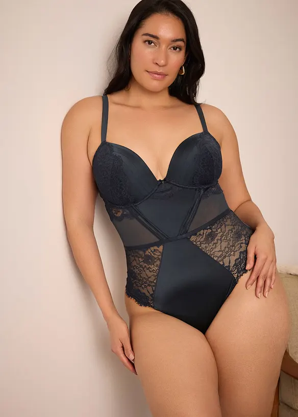 Stringbody med glansiga effekter, bonprix