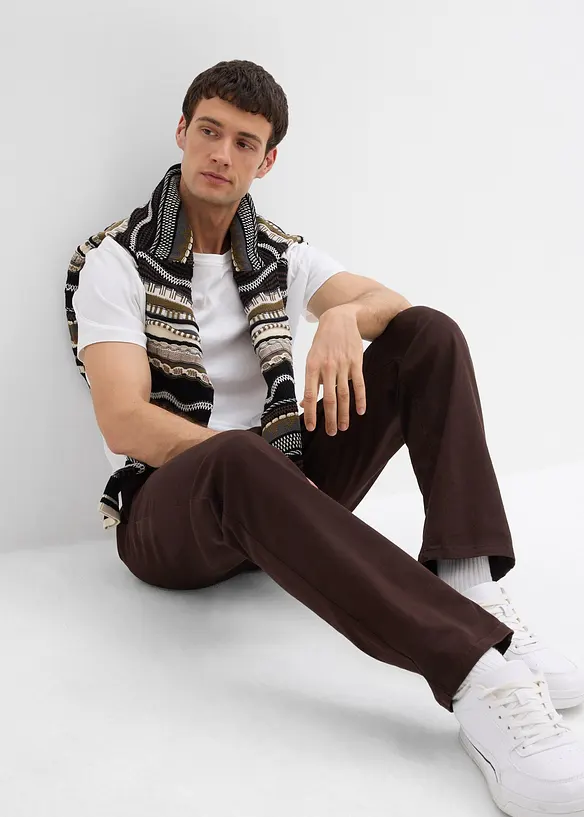 Stretchiga bomullschinos med raka ben, avslappnad passform, bonprix