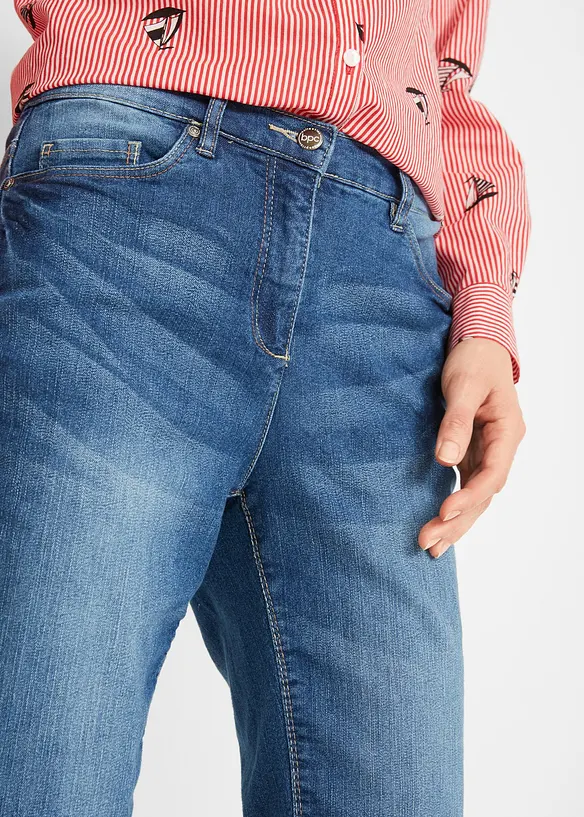 Stretchiga jeansbermudas med uppvikta benslut, bonprix