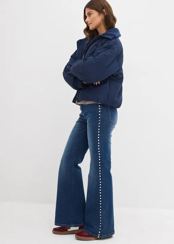 Flared jeans med hög midja och nitar, bonprix