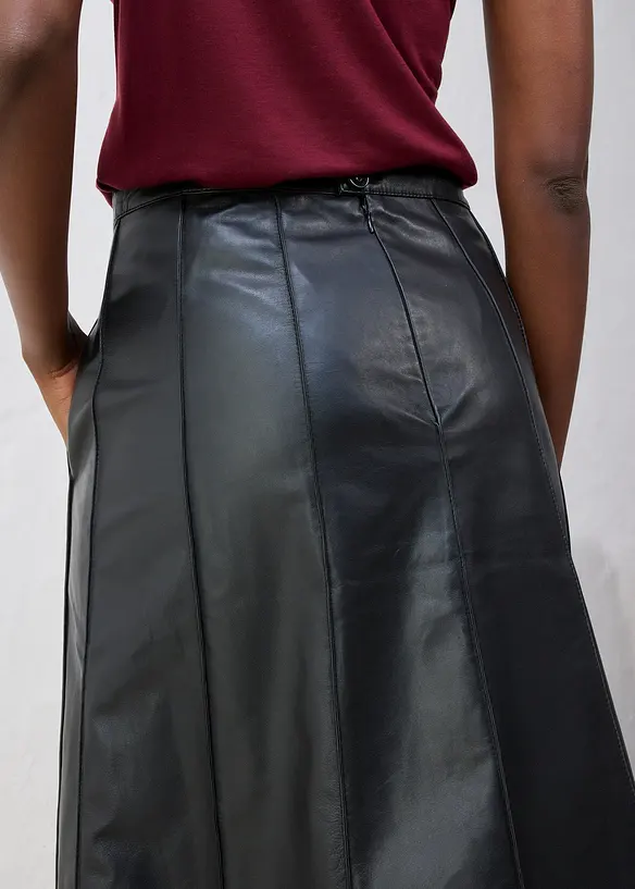 Skinnkjol i utställd modell, av lammnappa, bonprix