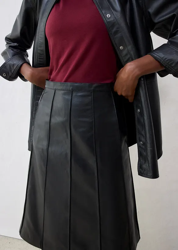 Skinnkjol i utställd modell, av lammnappa, bonprix