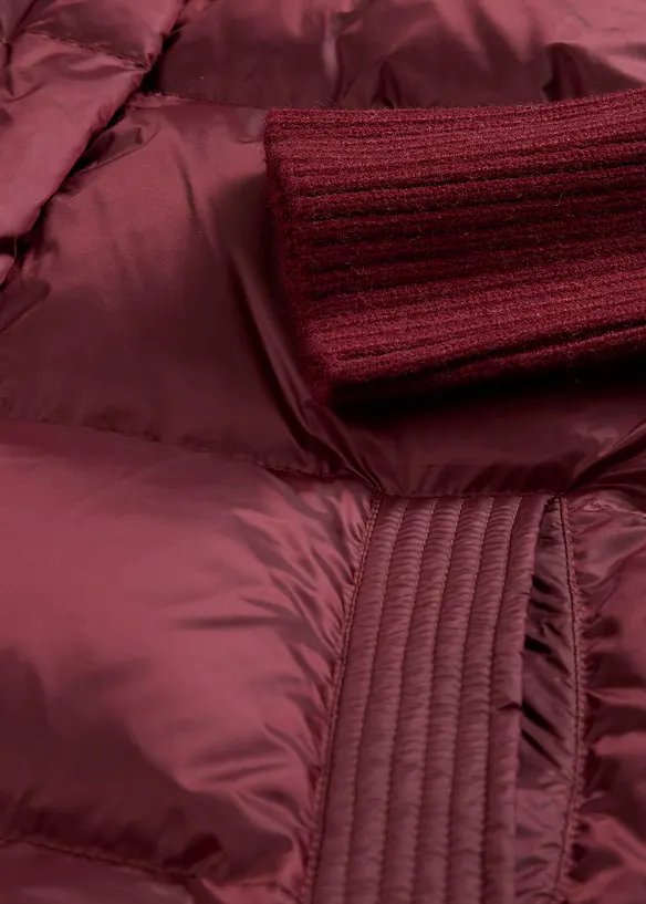 Dunjacka med återvunnet dun och stickade ärmar, bonprix