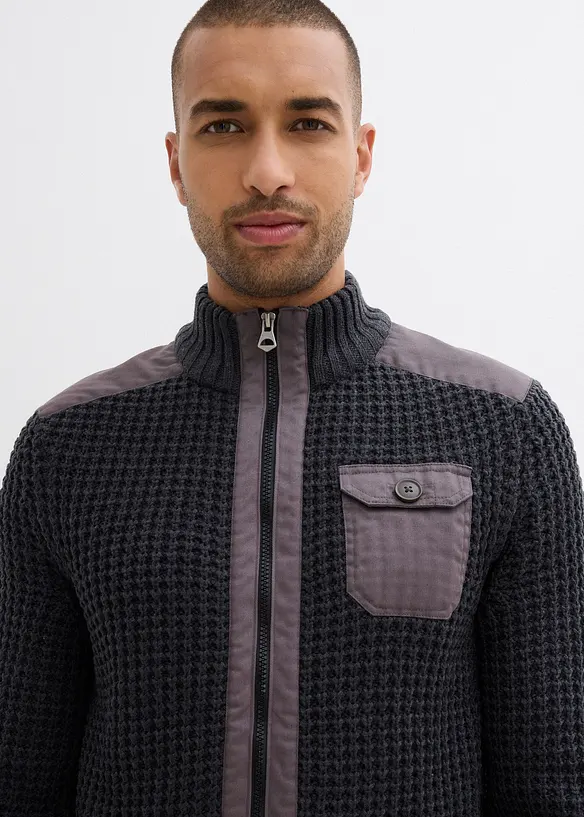 Grovstickad kofta med besättning i vävt material, bonprix