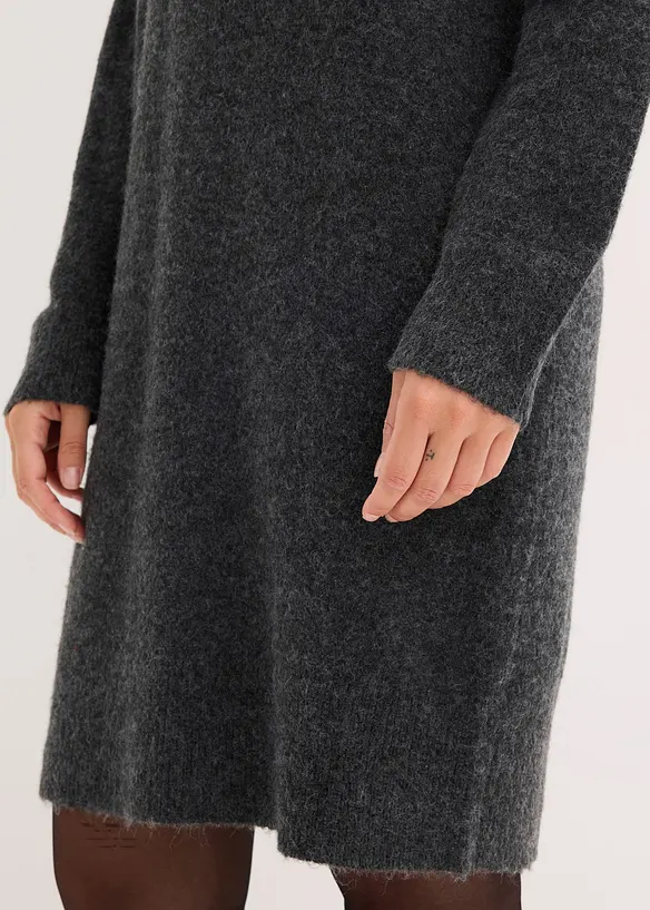 Stickad klänning med paljettapplikation, bonprix