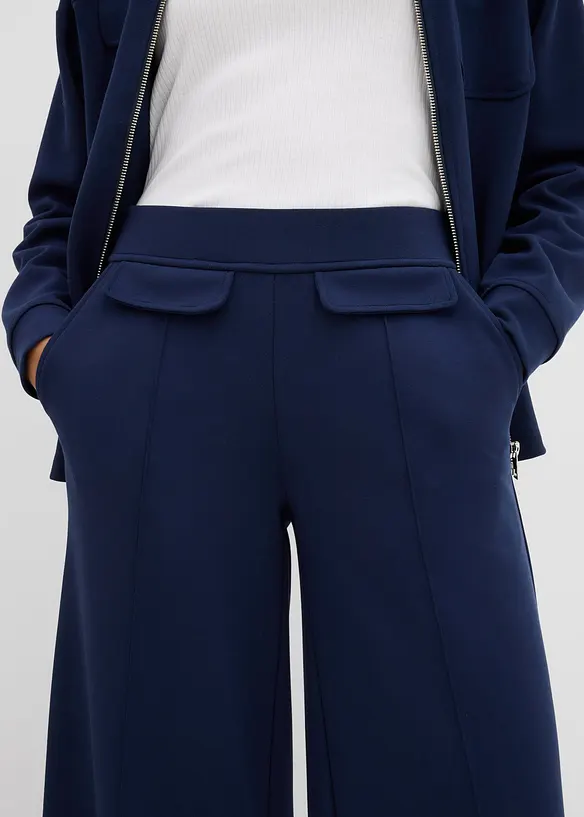 Byxa i bootcut-modell av glansig viskosmix, bonprix