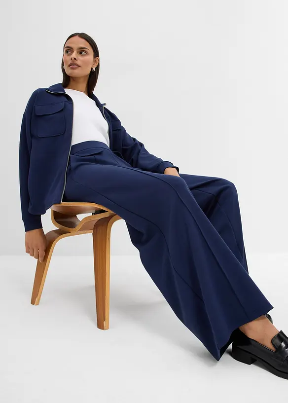 Byxa i bootcut-modell av glansig viskosmix, bonprix