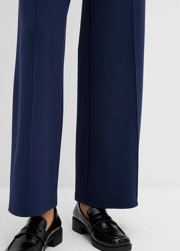 Byxa i bootcut-modell av glansig viskosmix, bonprix