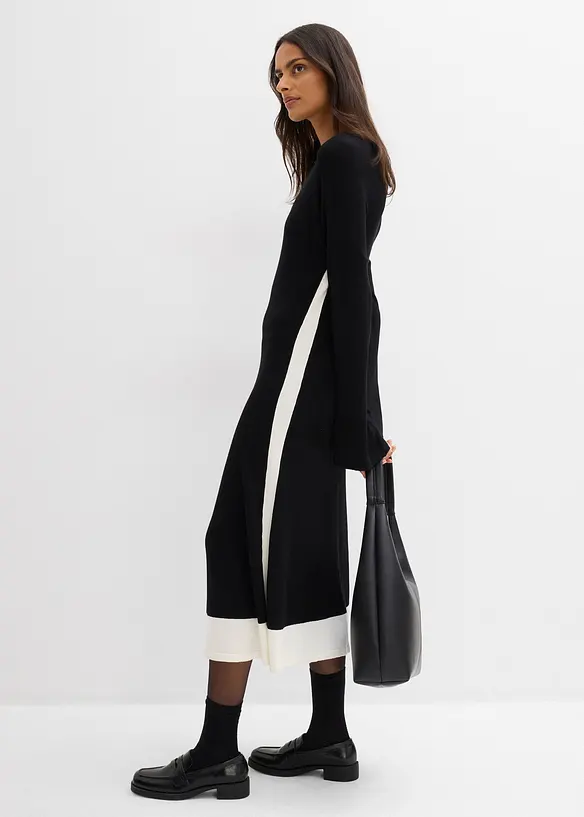 Stickad klänning av viskosmix med kontrasterande detaljer, bonprix