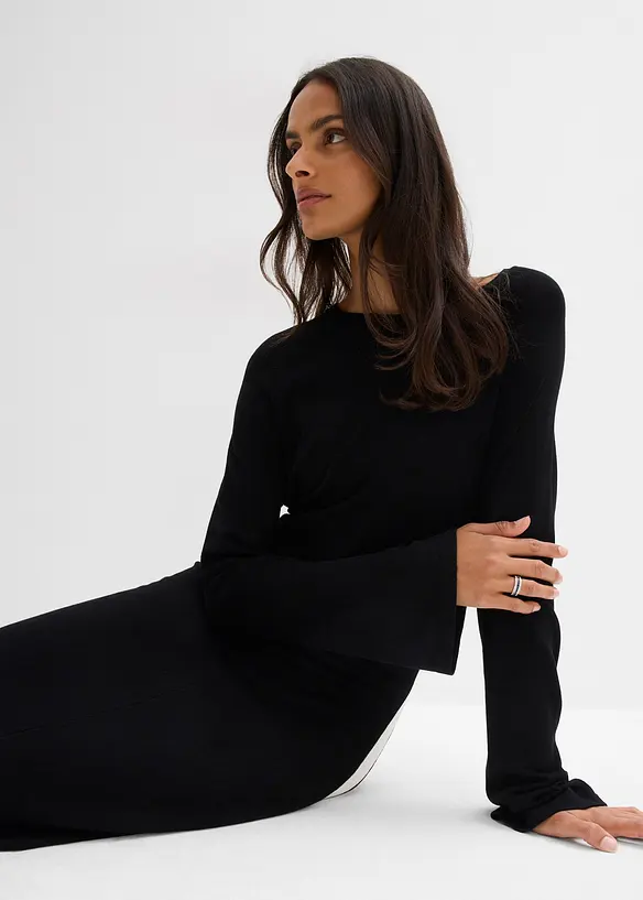 Stickad klänning av viskosmix med kontrasterande detaljer, bonprix