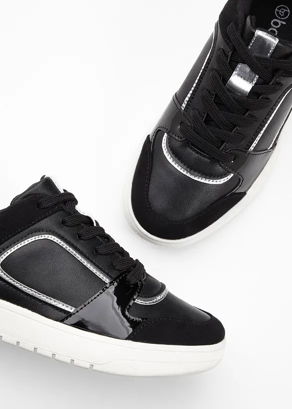 Sneakers med djurmönstrade detaljer, bonprix