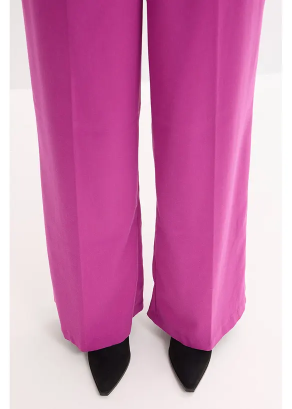 Kritstrecksrandig byxa med vida ben, bonprix