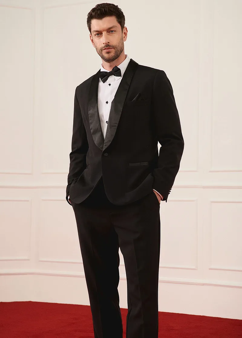 Elegant svart smoking med fluga och vit skjorta för speciella tillfällen.

