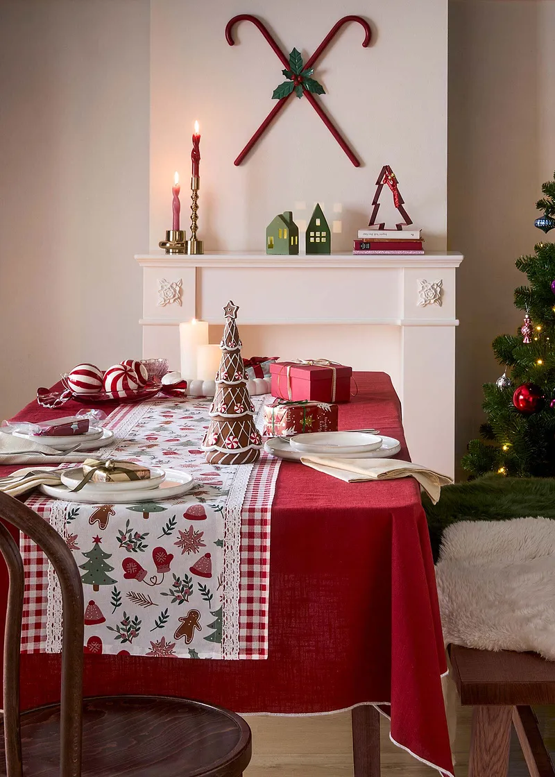 Festlig bordsduk med julmönster pryder det dukade bordet.