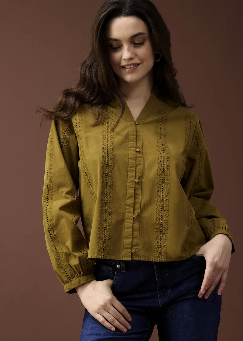 Elegant senapsgul blus med broderi och V-ringning.

