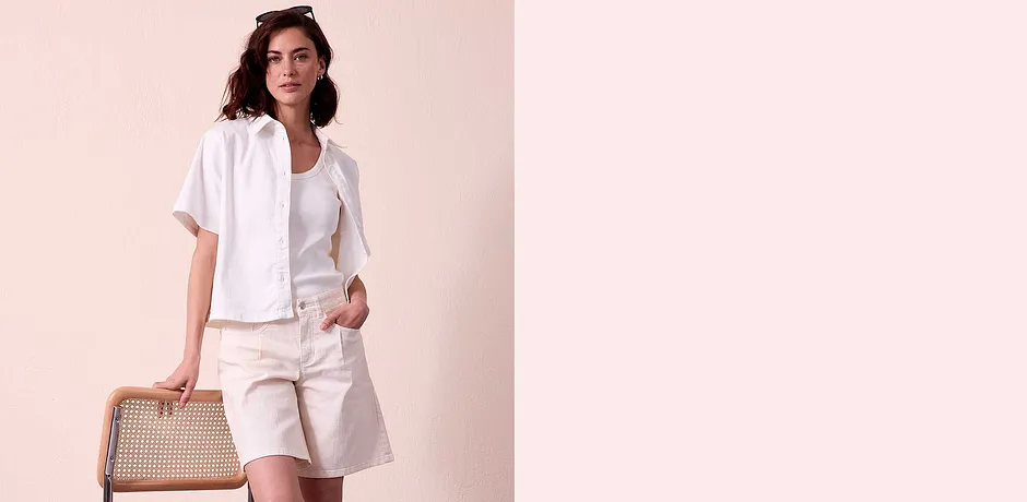 Elegant sommarlook i vitt: kortärmad blus, T-shirt och shorts med fickor.