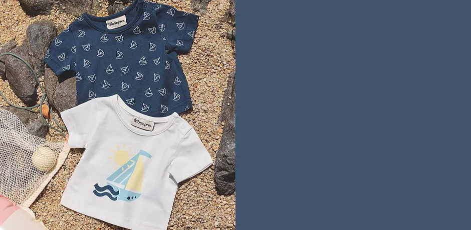 Två somriga t-shirts för barn med olika segelbåtsmönster.
