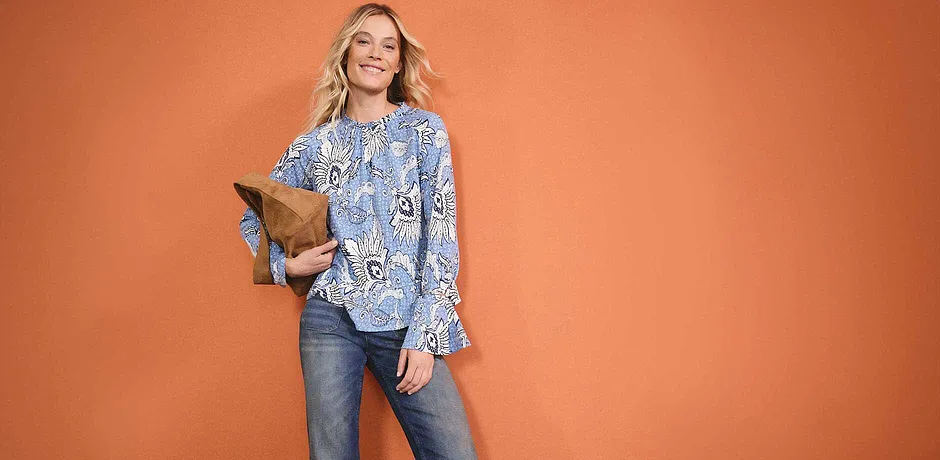 Blåvit blus med blommönster kombinerad med jeans. En ledig stil för en avslappnad look.