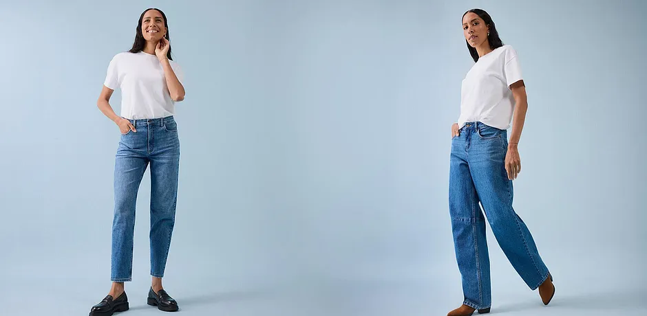 Klassisk casual-look: Vita T-shirts kombinerade med blå jeans och trendiga skor.