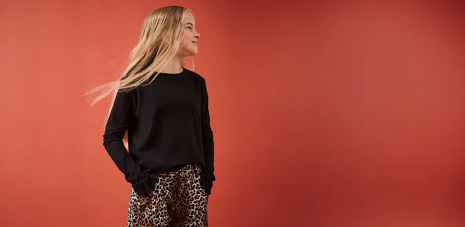Svart tröja kombinerat med leopardmönstrade byxor. Cool look.

