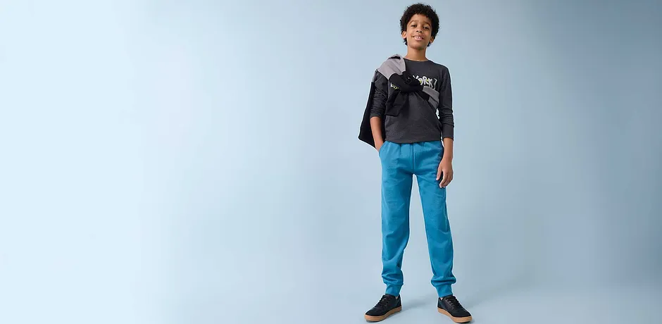 Svart långärmad tröja och blå jeans kombinerat. Ledig look för killar.

