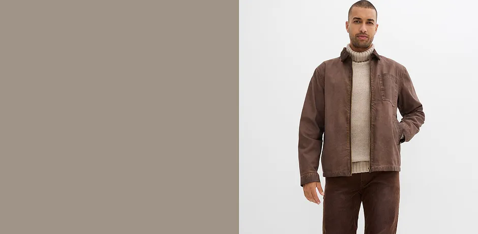 Brun läderjacka, beige polotröja och matchande byxor.

