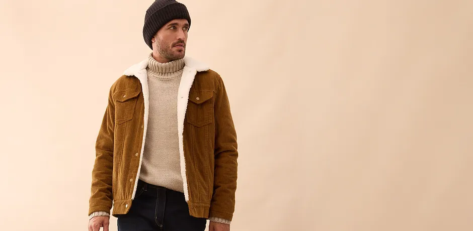 Snygg kombination av brun mockajacka, krämfärgad polotröja och svart mössa.