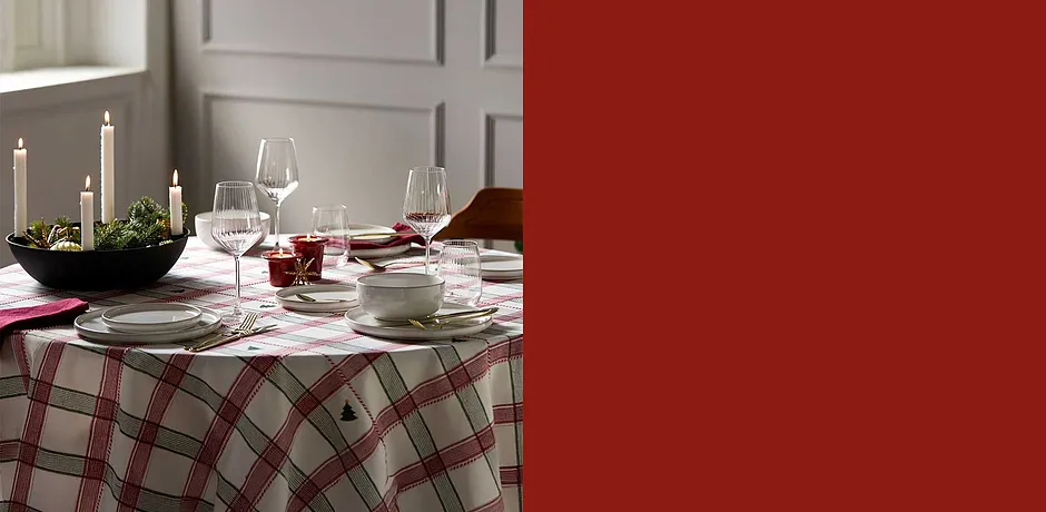 Festligt dukat bord för en mysig julmiddag.

