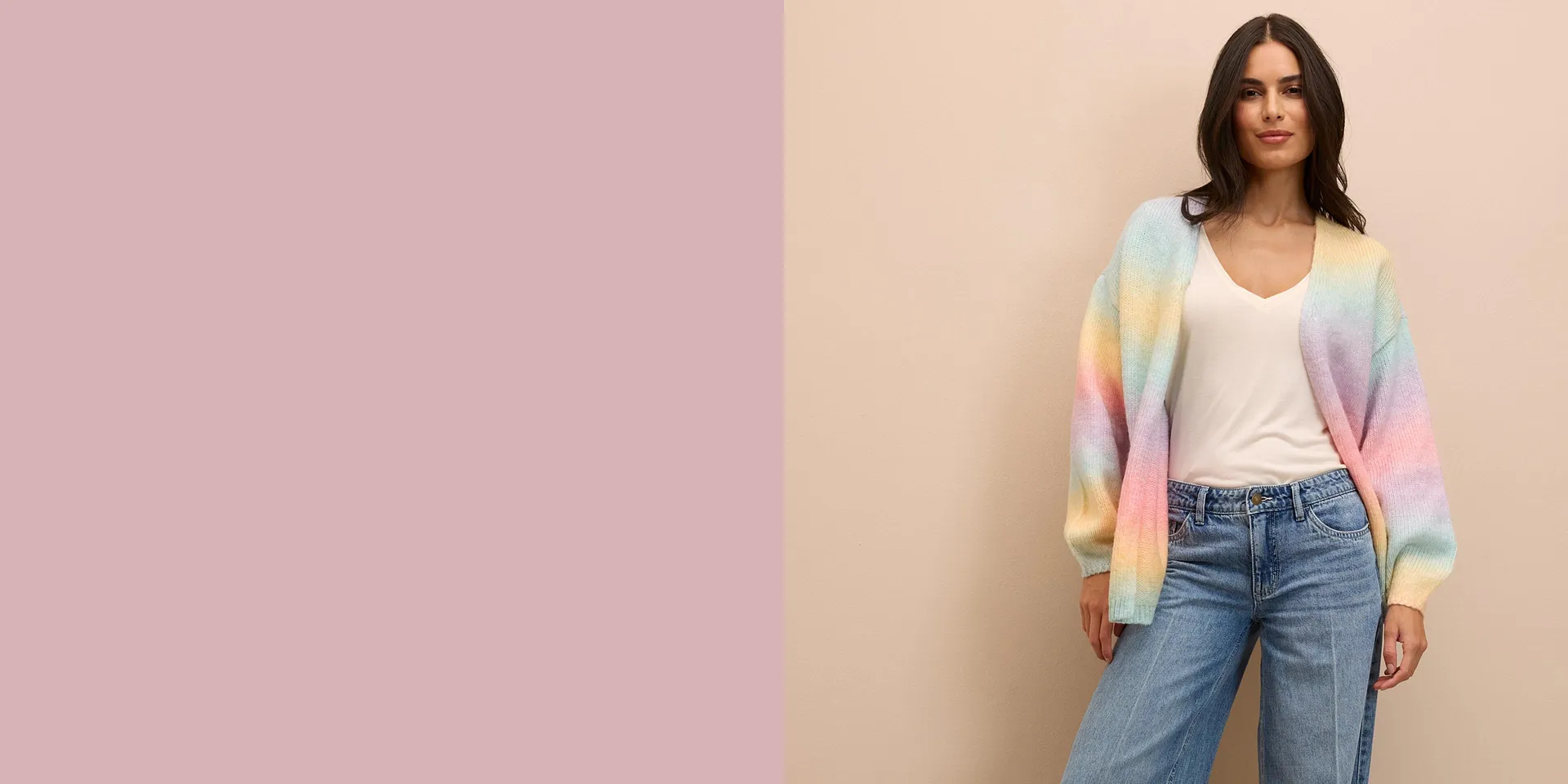 Pastellfärgad cardigan över ett vitt linne, kombinerad med vida jeans för en ledig look.