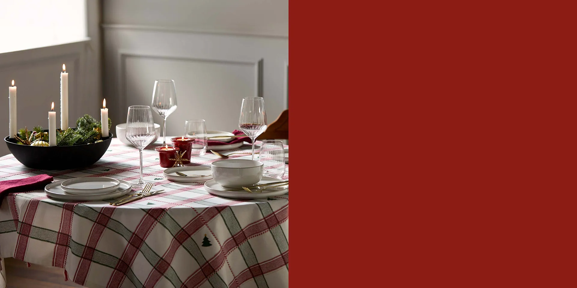 Festligt dukat bord för en mysig julmiddag.

