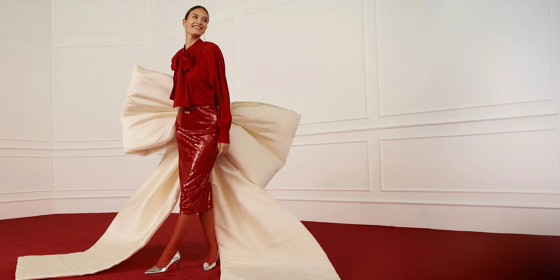 Elegant röd blus möter glänsande kjol.

