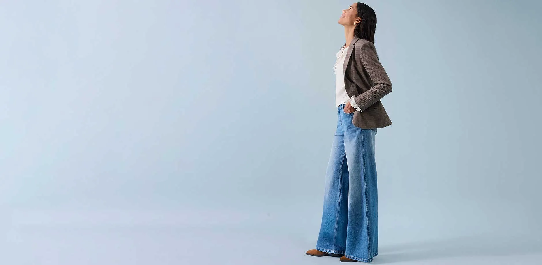 Vida jeans, ljust linne och beige kavaj f&ouml;r en avsp&auml;nd stil.