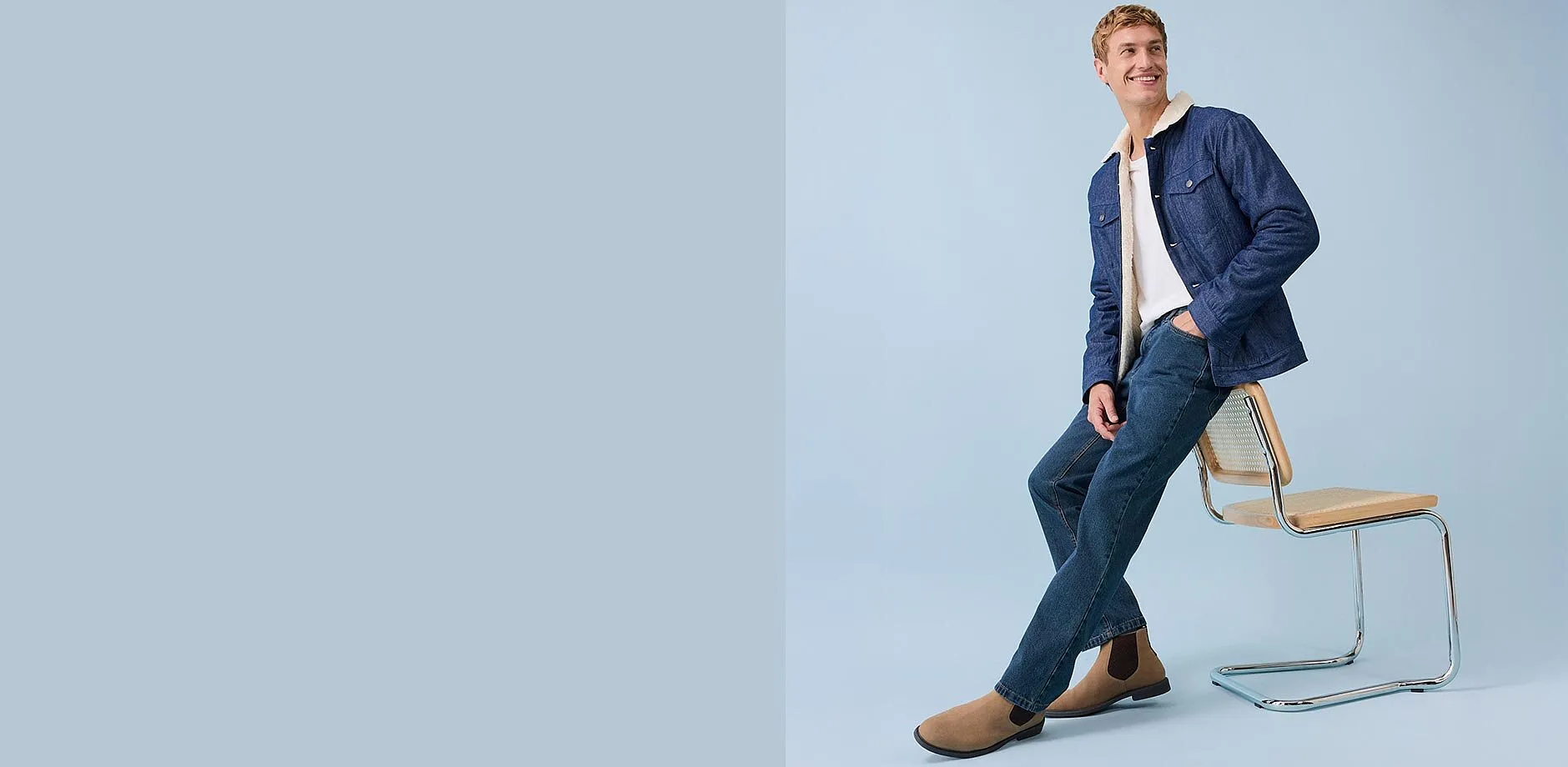 Ledig denimlook: bl&aring; jeansjacka och m&ouml;rka regular fit jeans.