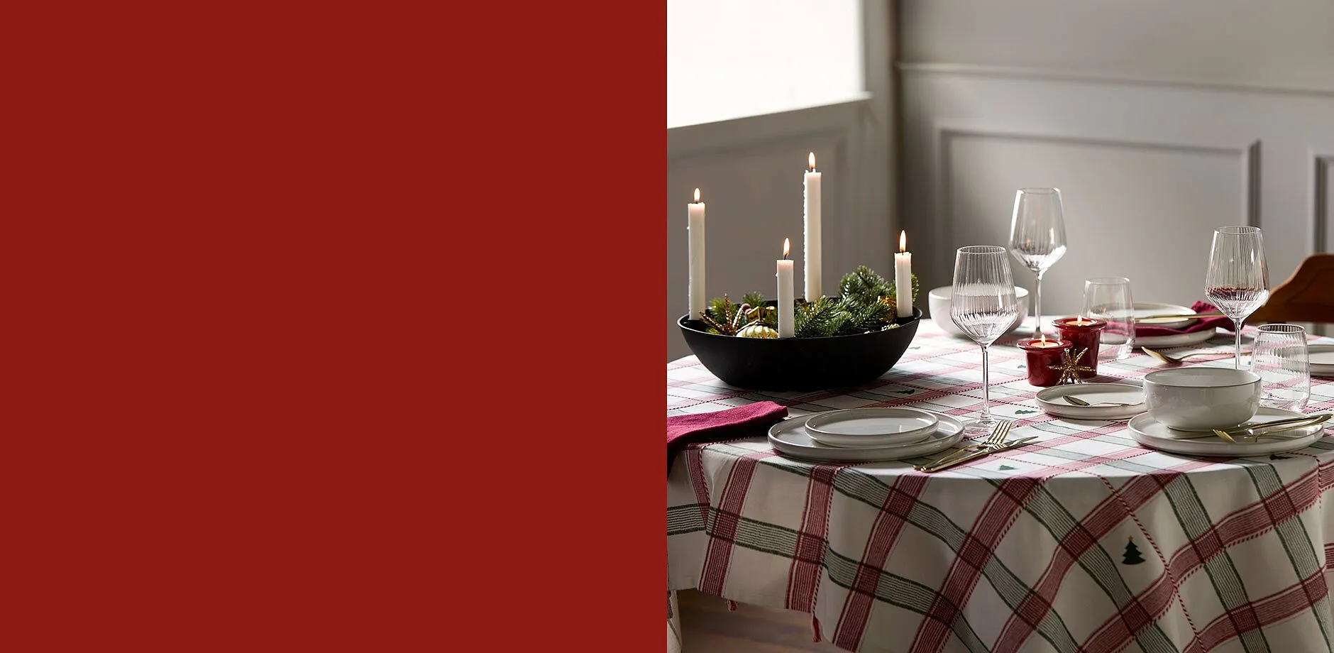 Festligt dukat bord för en mysig julmiddag.