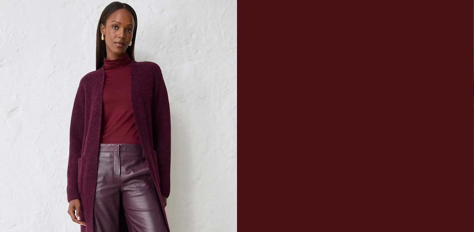 Vinröd stickad tröja med snörning.