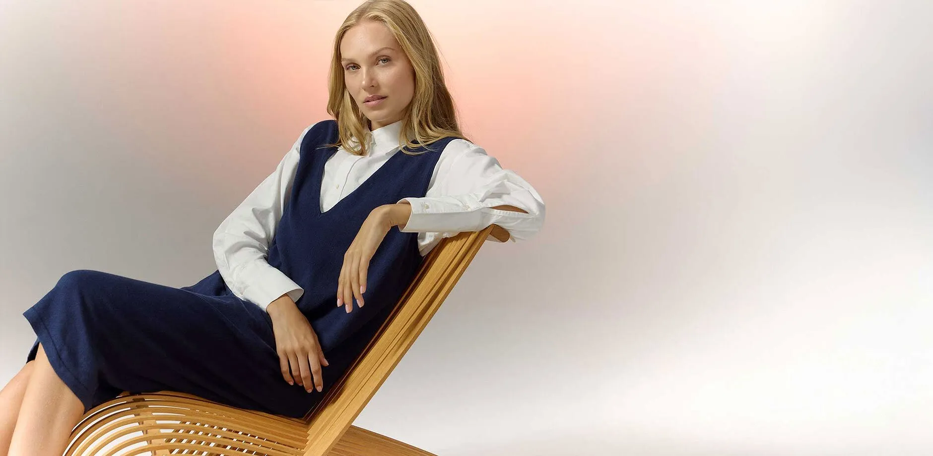 Kombination av vit blus och mörkblå klänning.