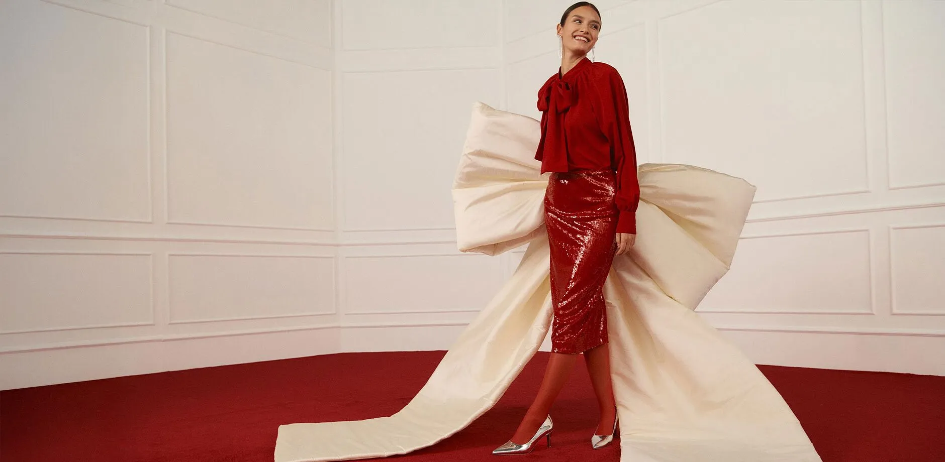 Elegant r&ouml;d blus m&ouml;ter gl&auml;nsande kjol.

