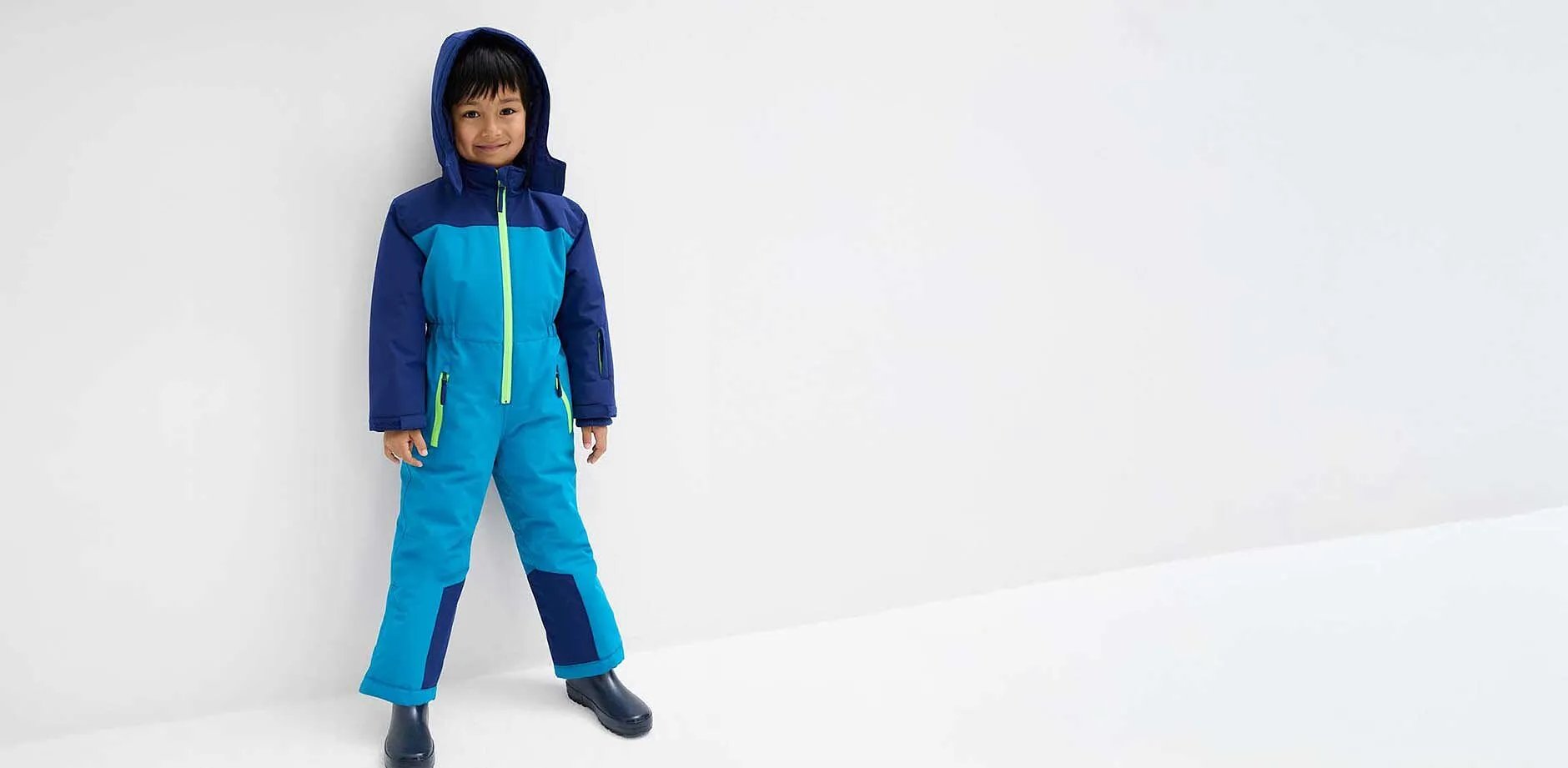 Liten pojke i vinteroverall.

