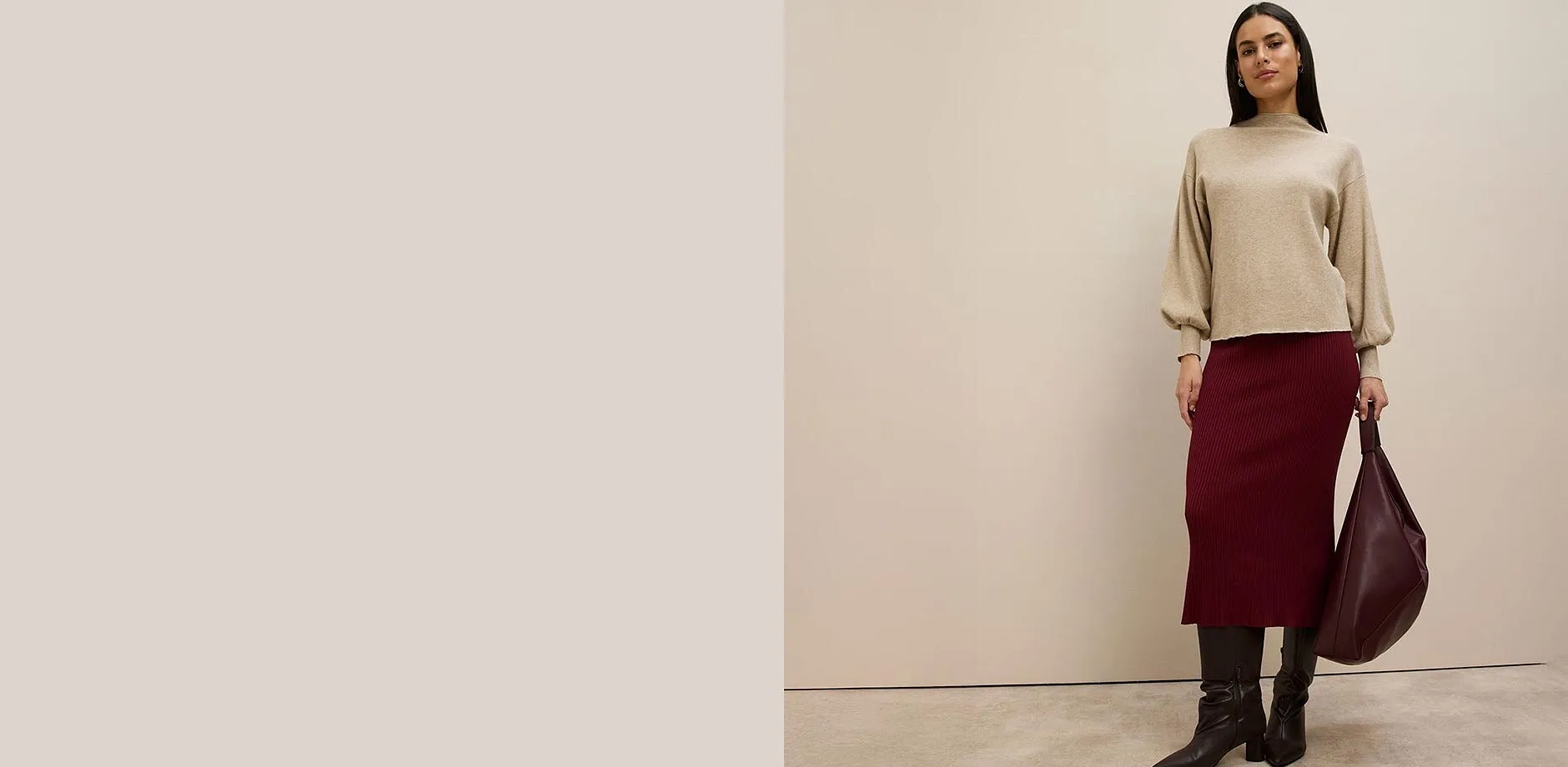 Beige tröja, vinröd ribbstickad kjol, bruna stövlar och stor vinröd handväska.

