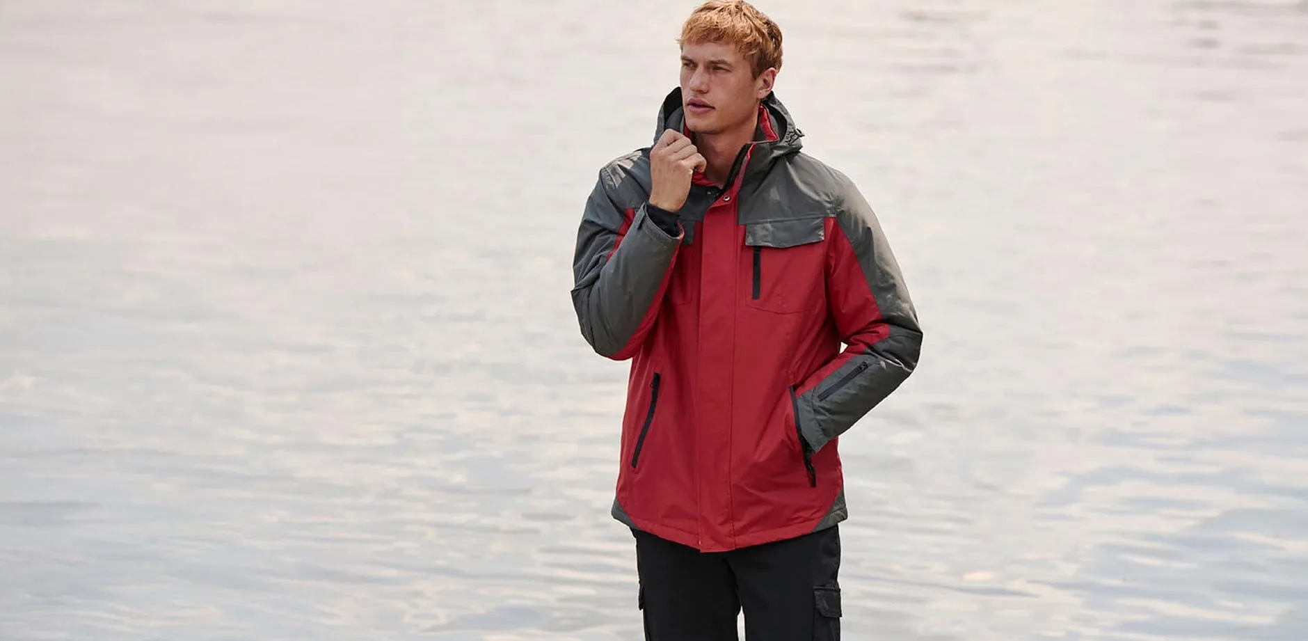 Praktisk r&ouml;d vinterjacka med svarta detaljer.
