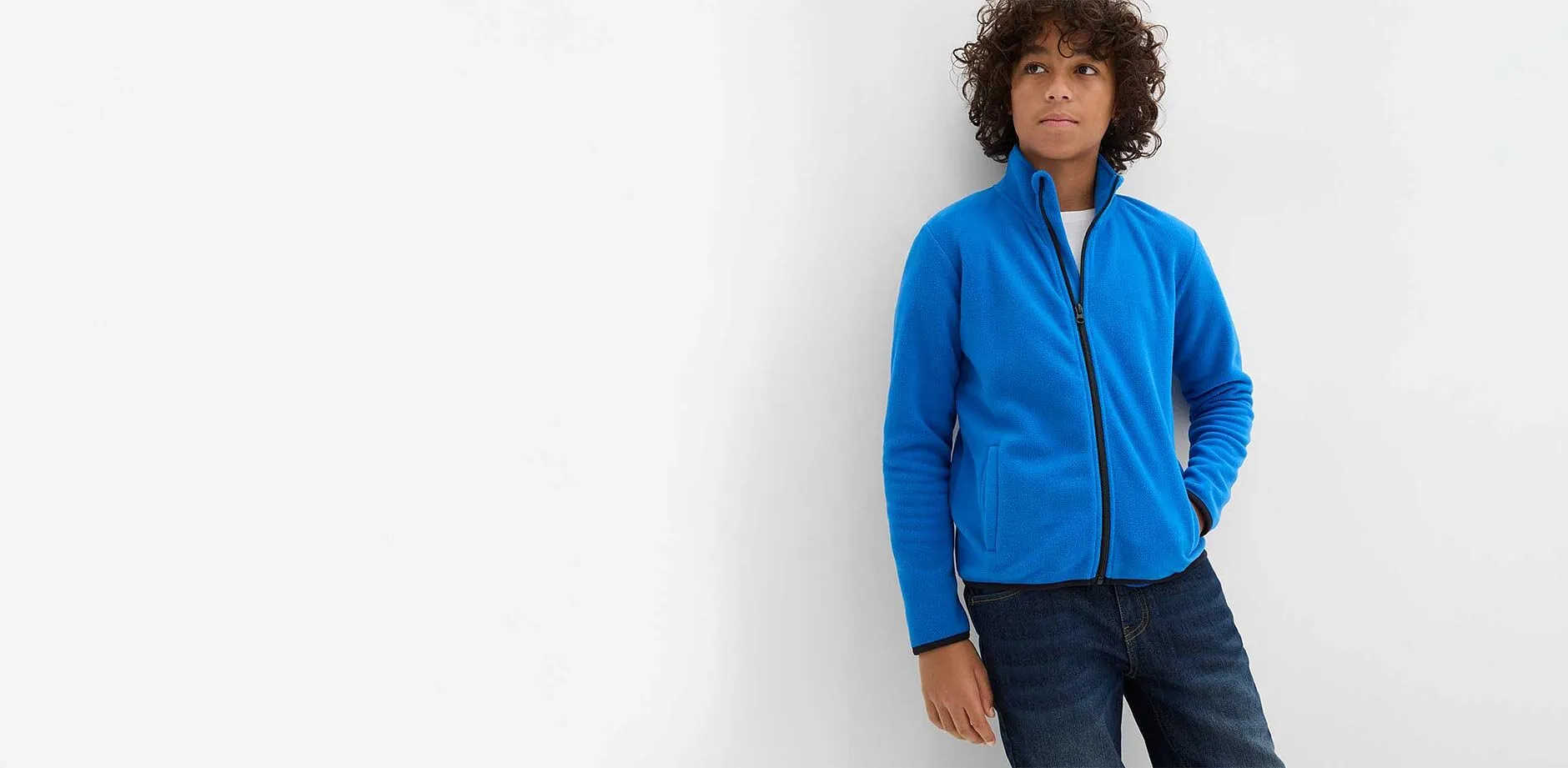 Pojke b&auml;r bl&aring; fleecejacka.