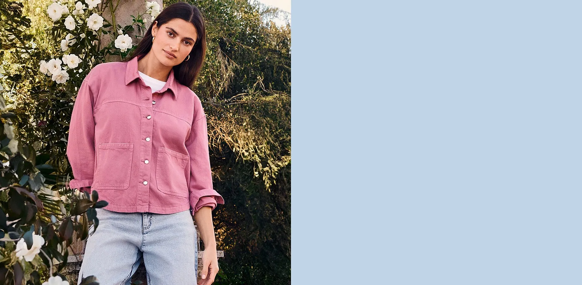 Rosa jacka med stora fickor &ouml;ver en vit t-shirt, kombinerad med ljusa jeans.

