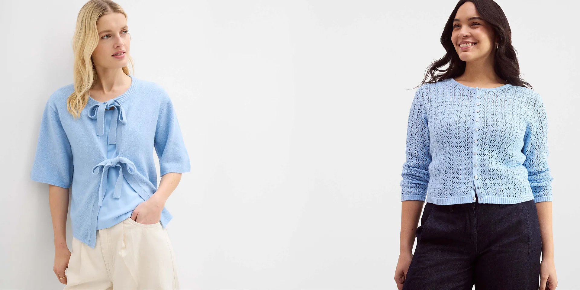 Himmelsbl&aring; stickad topp med rosettdetaljer.

