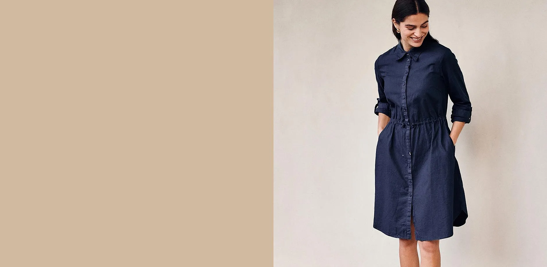 M&ouml;rkbl&aring; skjortkl&auml;nning med sn&ouml;rning i midjan och knappsl&aring;.

